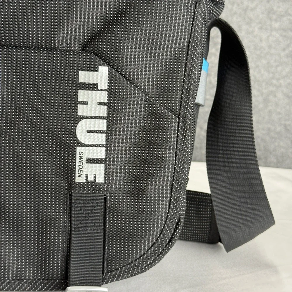 Thule Stravan Messenger Bag Black Laptop Case Penton Logo Adjustable Strap 17in